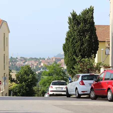 4 Pini * أنكونا